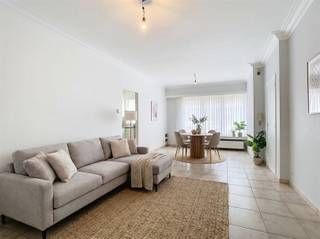 <p><span>Gezellig gelijkvloers appartement met garage op een centrale ligging in Brasschaat</span></p><p><span>Op een gunstige locatie nabij het centrum van Brasschaat, op wandelafstand van scholen, winkels en openbaar vervoer, bevindt zich dit instapklare gelijkvloerse appartement. </span></p><p><span>Het appartement heeft een lichtrijke leefruimte met open, ingerichte keuken voorzien van kookplaat, dampkap en koelkast. Verder beschikt het appartement over twee volwaardige slaapkamers van ca. 16 m² en 10 m², een praktische berging en een badkamer uitgerust met een ligbad met douchevoorziening, een enkele lavabo en een toilet.</span></p><p><span>Achteraan bevindt zich een aangenaam koertje van circa 10 m². Een extra troef is de garage aan de achterzijde van het gebouw, die zorgt voor bijkomende opslagruimte of een veilige parkeerplaats.</span></p><p><span>Gemeenschappelijke kosten: 25/maand.</span></p>
