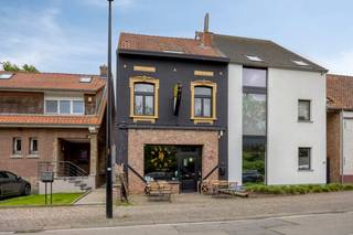immo DAVID stelt voor: handelspand met woonst nabij de markt van Wemmel.<br /><br />Dit handelspand werd in 2025 volledig gerenoveerd en omvat een gelijkvloers van 71 m², momenteel ingericht als gebruiksklare frituur. Vooraan bevindt zich de toonbank met een volledig uitgeruste professionele friteuse. Centraal is er een eetruimte van 14 m² en achteraan een tweede professionele keuken van 17 m².<br /><br />Op de eerste verdieping bevindt zich het bezoekerstoilet en het woongedeelte van 51 m². Daarnaast is er een inrichtbare zolder van 46 m² die, mits stedenbouwkundige vergunning, kan worden omgevormd tot een duplex loft.<br /><br />Dankzij de ligging nabij de markt van Wemmel geniet het pand van veel passage, onder meer door de wekelijkse zondagmarkt. Verder beschikt het over een zuidwestgericht terras met plaats voor 16 personen en een tuin van 143 m², ideaal voor klantenontvangst of uitbreiding van de zaak. Er is bovendien voldoende parkeergelegenheid in de omgeving.<br /><br />Het pand is uitgerust met 19 zonnepanelen, camerabewaking, een Verisure alarmsysteem en airconditioning met warm- en koudfunctie in elke ruimte.<br /><br />Alles werd recent vernieuwd en voldoet aan de vereisten voor brandverzekering en AFSCA-normen inzake voedselhygiëne.<br /><br />Een instapklare frituur, ideaal voor wie meteen zijn droomzaak wil opstarten zonder zorgen.