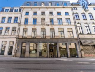 <p>Welkom in dit prachtig gerenoveerde 1-slaapkamerappartement, gelegen in het historische centrum van Antwerpen. Vanuit de leefruimte geniet u van een uitzonderlijk uitzicht op de indrukwekkende <span>Sint-Carolus Borromeuskerk</span>, die zich vlak tegenover het appartement bevindt.</p><p>Dankzij de grote raampartijen baadt het appartement de hele dag in natuurlijk licht en wordt de prachtige architectuur van de kerk als het ware onderdeel van uw interieur. De lichtrijke leefruimte sluit naadloos aan op een stijlvolle, strakke open keuken, perfect voor wie houdt van modern wooncomfort.</p><p>Het appartement beschikt verder over een ruime slaapkamer en een praktisch afzonderlijk washok, wat zorgt voor extra comfort en opbergruimte.</p><p>Op het gelijkvloers bevindt zich een gezellig koffiezaakje, ideaal voor uw dagelijkse koffie of ontbijt. Bovendien ligt de <span>Meir</span> op slechts enkele minuten wandelen, met een uitgebreid aanbod aan winkels, restaurants en stadsvoorzieningen binnen handbereik.</p><p>Een unieke woonkans voor wie op zoek is naar karakter, licht en een topligging in het bruisende hart van Antwerpen.<br /><br />Wenst u graag meer info? <br />info@markasa.be of 03/827.72.92</p>