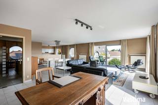 Ben je op zoek naar een uitzonderlijk ruim appartement waar comfort, energiezuinigheid en een centrale ligging hand in hand gaan? Dan is dit prachtige appartement in Haaltert zeker een bezoek waard.<br /><br />EPC label B – Geen renovatieplicht / Bouwjaar 2005 / Lift / CV Aardgas / HR Dubbel glas – Alu / Garage inbegrepen in prijs!<br /><br />Met een bewoonbare oppervlakte van ongeveer 166 m² geniet je hier van alle ruimte die je nodig hebt. De royale leefruimte van 62 m² baadt in het licht en biedt tal van mogelijkheden om gezellig te wonen en gasten te ontvangen. De keuken sluit perfect aan op de leefruimte en vormt samen het kloppend hart van het appartement. De praktische berging is aansluitend gelegen.<br /><br />Verder beschikt het appartement over drie volwaardige slaapkamers, een verzorgde badkamer, een apart toilet en voldoende bergruimte, waardoor het perfect geschikt is voor gezinnen, thuiswerkers of wie gewoon graag ruim woont.<br /><br />Ook praktisch scoort deze eigendom bijzonder goed. De garage is inbegrepen in de vraagprijs, zodat je steeds comfortabel kan parkeren en extra bergruimte ter beschikking hebt.<br /><br />Dankzij het gunstige EPC-label B geniet je bovendien van een energiezuinige woning met lagere energiekosten en een aangenaam wooncomfort.<br /><br />De centrale ligging is een absolute meerwaarde. Winkels, horeca, scholen en openbaar vervoer bevinden zich op wandelafstand, terwijl je ook een vlotte verbinding hebt naar de belangrijkste invalswegen.<br /><br />Kortom, een verrassend ruim en instapklaar appartement op een toplocatie in Haaltert, waar ruimte, comfort en bereikbaarheid perfect samenkomen.<br /><br />Interesse? Contacteer Vastima vandaag nog en plan jouw bezoek.