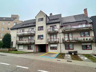 Deze autostaanplaats bevindt zich voor een verzorgd appartementsgebouw te Heverlee, Leeuwerikenstraat 34-36.Wenst u bij het thuiskomen zekerheid over...