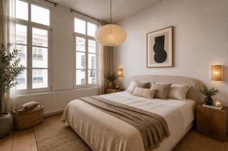 <p>In hartje Antwerpen vinden we deze charmante gesloten bebouwing, oorspronkelijk opgericht rond 1900 en in 2022 volledig gerenoveerd.<br /><br />Momenteel wordt het pand succesvol verhuurd via Airbnb, met een bewezen opbrengst van ca. €1.550 netto per maand, wat dit een uitstekende investeringsopportuniteit maakt voor wie op zoek is naar een rendabele en zorgeloze opbrengsteigendom.<br /><br />Wat dit pand extra interessant maakt, is het aanzienlijke groeipotentieel. De huidige opbrengst is slechts een vertrekpunt: door optimalisatie van inrichting kan het rendement verder verhoogd worden.<br /><br /><span><strong>INDELING</strong></span>:<br /><br />Via de inkom kom je meteen terecht in de gezellige leefruimte met zithoek en trap naar de bovenliggende verdiepingen.<br /><br />Op de tussenverdieping bevindt zich het gastentoilet.<br /><br />Op de eerste verdieping is er een lichtrijke open keuken met eetruimte, ideaal voor wie houdt van koken en gezellig tafelen.<br /><br />De tweede verdieping telt twee slaapkamers (een kleine en een grote), terwijl de derde verdieping ruimte biedt aan een derde slaapkamer aan de voorzijde en een moderne badkamer met inloopdouche en wastafel aan de achterzijde.<br /><br />De kelder is droog, volledig op stahoogte en verdeeld in twee compartimenten, waar zich onder meer de meters van de nutsvoorzieningen, de cv-installatie en de rioleringsaansluiting bevinden.<br /><br /><span><strong>BIJZONDERHEDEN</strong></span>:<br /><br />- Ideaal als Airbnb/investering<br />- Volledige renovatie in 2022<br />- Netto rendement ca. 4%: aanzienlijk groeipotentieel!<br />- Nabij gezellige cafés, restaurants en culturele hotspots<br />- Gelegen in de oude stadskern</p>