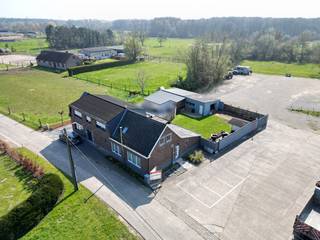 Op zoek naar een knusse en volledig gerenoveerde woning in een rustige, groene omgeving met uitstekende verbindingen? Dan is deze halfopen bebouwing in Sint-Katelijne-Waver iets voor jou!<br /><br />Deze woning, volledig vernieuwd tussen 2022 en 2024, biedt 144 m² bewoonbare oppervlakte en ligt op een perceel van 4a 30ca. Dankzij de ligging in een doodlopende straat geniet je hier van rust en privacy, terwijl het centrum van Sint-Katelijne-Waver, met winkels, faciliteiten en bushaltes, op wandelafstand ligt.<br /><br />Wat deze woning zo aantrekkelijk maakt:<br />•Een leuke zuidgerichte tuin met zonnig terras, perfect om van de zon te genieten<br />•Ruime vrijstaande garage<br />•Op het gelijkvloers: een gezellige leefruimte, moderne keuken met berging, badkamer en één slaapkamer.<br />•Op de verdieping: één slaapkamer, met riante overloop en een extra toilet met wastafel.<br /><br />De woning is verhuurd tot 31 oktober 2026. Beschikbaarheid in samenspraak met de vertrekkende huurder. EPC-score: 328 (energielabel D). <br /><br />Landelijke rust gecombineerd met de nabijheid van voorzieningen. Een pareltje dat je niet wilt missen! <br /><br /><br />INDELING:<br />GV: Inkomdeur die rechtstreeks uitgeeft in de lichtrijke leefruimte. Aansluitend de gang naar 1 slaapkamer/bureau (14 m²), trap naar verdieping. Verder nog de ruime ingerichte leefkeuken (keramische kookplaat, dampkap, oven, spoelbak) met toegang tot de badkamer met wasplaats en toilet, een berging met alle technieken en toegang naar de tuin.<br />V1: nachthal, 1 slaapkamer (19 m²) en 1 kamer met lavabo en 2e toilet.<br />Buiten: Fraaie, volledig omheinde tuin met 2 terrassen en tuinhuis. Vrijstaande garage met oprit.<br /><br />DIVERSEN:<br />Verwarming: gaskachel (keuken) en pellet kachel (living). Er is geen gas in straat aanwezig. <br />Elektriciteit: conform. PVC ramen met hoogrendementsglas. Afwatering van het perceel naar de gracht (geen riolering). Geen gas aanwezig in de straat.<br />De woning is verhuurd tot 31 oktober 2026. Beschikbaarheid in samenspraak met (vertrekkende) huurder.<br /><br />WETTELIJKE VERMELDINGEN:<br />Bestemming: agrarisch gebied.<br />Vergund. Niet gelegen in een verkaveling.<br />Geen gerechtelijke maatregelen opgelegd.<br />Voorkooprecht voor de Vlaamse Waterweg.<br />Watertoets: Perceel en Gebouwenscore: A / Niet gelegen in een risicozone voor overstromingen.