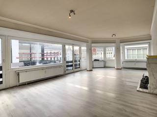 Dit lichtrijk hoekappartement in de Brabantstraat biedt een aangename woonbeleving aan de zonnezijde van het Wapenplein. Dankzij de...