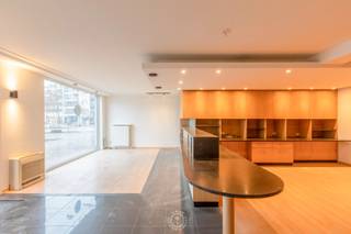 Dit instapklare handelspand/kantoor is gelegen op de Grote Markt en is ideaal voor een kantoor, showroom of dienstverlenende activiteit.Het pand is...