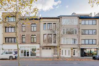 <p><span>Deze bel-étage </span><span>woning met 3 - 5 slaapkamers met garage en koer </span><span>te koop is gelegen op de Herentalsebaan in Deurne. </span><span>In de directe omgeving bevinden zich winkels, scholen, openbaar vervoer en belangrijke invalswegen.</span></p><p><span> </span></p><p><span>Met een volledige renovatie biedt deze woning een tal van mogelijkheden. </span></p><p><span> </span></p><p><span>Indeling</span></p><p><span> </span></p><p><span>Gelijkvloers</span></p><p><span>- inkomhal</span></p><p><span>- garage</span></p><p><span>- woonkamer</span></p><p><span>- bergruimte</span></p><p><span>- ruime stadskoer achteraan</span></p><p><span>- toegang tot de kelder</span></p><p><span> </span></p><p><span>Verdieping 1</span></p><p><span>- woonkamer</span></p><p><span>- keuken</span></p><p><span>- badkamer</span></p><p><span> </span></p><p><span>Verdieping 2</span></p><p><span>- 3 volwaardige slaapkamers</span></p><p><span> </span></p><p><span>Bijzonderheden</span></p><p><span>- garage en koer</span></p><p><span>- mogelijkheid tot keuken op gelijkvloers</span></p><p><span>- dubbele beglazing </span></p><p><span>- veel mogelijkheden</span></p><p><span> </span></p><p><span>Dit pand kan onderhevig zijn aan de renovatieverplichting die door de Vlaamse overheid wordt opgelegd voor residentiële gebouwen. Consulteer voor meer informatie de website van het Vlaams Energie- en Klimaatagentschap via <span>https://www.energiesparen.be/renovatieverplichting-residenti%C3%ABle-gebouwen-2023</span></span></p><p><span> </span></p><p><span>Ben jij geïnteresseerd in dit huis te koop in Deurne, ben je op zoek naar ander vastgoed, een investering of wens je de waarde van jouw eigendom te kennen? Dan ben je bij BOLT immo aan het juiste adres! Wij helpen jou graag verder.</span></p><p><span> </span></p>