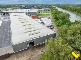 Vlot bereikbare industriële locatie in Balen, strategisch gelegen aan het kanaal. Met een indrukwekkende binnenruimte van 2.405 m² en een...