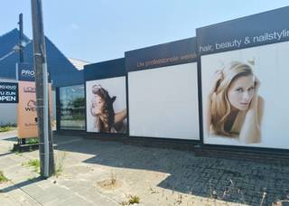 Bent u op zoek naar een showroom met voldoende opslagruimte? Zoek niet verder en vraag vandaag nog een bezoek aan om dit investeringspand...