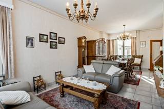 <p><span>Op een gunstige en rustige locatie gelegen, te vernieuwen halfopen bebouwing.</span></p><p><span>We betreden de woning langs de inkomhal, welke ons links toegang geeft tot de ruime en lichtrijke leefruimte (31,50m²) en achteraan tot de eetkamer, welke eveneens bereikbaar is vanuit de leefruimte. Via de eetkamer krijgen we toegang tot de keuken en de badkamer. De keuken beschikt over voldoende werkblad- en kastruimte en is verder uitgerust met een kookvuur (gas), een dampkap, een spoelbak, een oven en een koelkast, evenals de voorziening voor een wasmachine. In de badkamer vinden we een douche, een lavabo en een toilet. </span></p><p><span>De ruime veranda (18,75m²) geeft ons toegang tot het terras. </span></p><p><span>Achteraan vinden we naast een garage (18m²) ook een atelier terug. Door deze laatste af te breken kan men een leuk (stads)tuintje creëren. </span></p><p><span>Op de eerste verdieping vinden we drie (3) slaapkamers, respectievelijk 19m², 12,25m² en 7,60m² groot.</span></p><p><span>De woning beschikt ook over een grote kelder en een zolder (bereikbaar langs een vlisotrap), waardoor zo ook de broodnodige bergruimte aanwezig is.</span></p><p><span>Na een grondige vernieuwing wordt dit gegarandeerd een pareltje van een starterswoning of een geschikte woning voor een jong gezin. De mogelijkheden zijn er in elk geval.</span></p><p><span>Renovatieverplichting is in dezer van toepassing. Zulks houdt in dat de woning binnen de zes (6) jaar naar een label D gebracht dient te worden. Check hiervoor zeker "Mijn VerbouwPremie". </span></p><p><span>Interesse? Wel, ik spreek graag een keer ter plaatse af. Contacteer mij telefonisch, per mail of via WhatsApp en ik boek een afspraak voor U in.</span></p><p><span> </span></p>