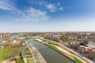 Magnifique appartement de 3 chambres (183 m²) dans la résidence K-Tower.Grâce aux terrasses, vous pourrez profiter d'une vue spectaculaire et imprenable sur les vastes environs de Courtrai.Equipé de tout le confort et de stores électriques.Disposition : - hall d'entrée avec toilettes invités- espace de vie (80m²)- terrasse (23 m², orientée sud)- cuisine ouverte avec lave-vaisselle, four, micro-ondes, cuisinière, évier double, réfrigérateur- chambre principale (14 m²) avec salle de bain attenante, équipée d'une baignoire, d'une douche, d'une double vasque et de toilettes- 2 chambres (12 m² et 12 m²)- 2 terrasses (8 m² et 8 m²)- deuxième salle de bain avec douche et double vasque- 2 débarras- garage souterrain privé fermé, suivi d'un espace de rangement séparé- espace de rangement au deuxième sous-solDans l'ensemble :- disponible à partir de septembre 2026 !- syndic : 50,00 €/mois - paiements anticipés pour la consommation privée de chauffage et d'eau : 70,00 €/moisDésirez-vous une visite ? Alors demandez votre rendez-vous via www.dewaele.com !