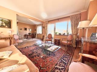 Idéalement situé à Uccle, dans le quartier Churchill, au 4e étage d’un immeuble de 8 étages, nous vous proposons ce superbe appartement de 209m2...