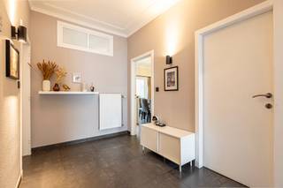 <p><strong>Dit gelijkvloers appartement van ca. 110 m² bevindt zich op een gunstige locatie net binnen de ring van Turnhout. Het appartement omvat onder andere 2 slaapkamers, een ruime tuin van ca. 310 m² en autostaanplaats en werd in 2019 nog gerenoveerd. <span><br /><br /></span></strong><span>Het appartement is toegankelijk via een eigen inkomhal. Rechts bevindt zich de leefruimte, met eet- en zitgedeelte. Aansluitend bevindt zich de keuken, die rechtstreeks toegang geeft tot de tuin. Ook vanuit de leefruimte is de tuin bereikbaar via een schuifdeur.</span></p>
<p><span>De inkomhal geeft verder toegang tot een eerste slaapkamer, de kelder en een aparte opbergruimte. Verder bevinden zich de badkamer met douchebad en toilet en de hoofdslaapkamer met zicht op de tuin.</span></p>
<p><span>Een belangrijke troef is de ruime tuin van ca. 310 m², die rechtstreeks aansluit op zowel de keuken als de leefruimte.</span></p>
<p><span>Het appartement werd in 2019 volledig gerenoveerd en in 2023 voorzien van nieuwe ramen. Verder zijn er overal rolluiken aanwezig en is de elektrische installatie conform. Ook het dak van het gebouw werd recent geïsoleerd. </span><span>Een autostaanplaats is inbegrepen.</span></p>
<p><strong><span>Bijzonderheden:</span></strong></p>
<ul>
<li><span>gelijkvloers appartement van ca. 110 m²</span></li>
<li><span>tuin van ca. 310 m²</span></li>
<li><span>2 slaapkamers</span></li>
<li><span>eigen inkom</span></li>
<li><span>renovatie in 2019</span></li>
<li><span>nieuwe ramen in 2023</span></li>
<li><span>rolluiken</span></li>
<li><span>conforme elektriciteit</span></li>
<li><span>kelder</span></li>
<li><span>recent geïsoleerd dak</span></li>
<li><span>autostaanplaats inbegrepen</span></li>
</ul>