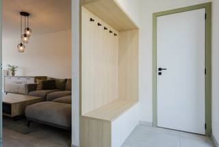 In een doodlopende straat, in een recente en bijzonder rustige woonwijk, vinden we deze halfopen BEN-woning uit 2022. De woning combineert modern wooncomfort met een aangename, praktische indeling en is dan ook ideaal voor wie op zoek is naar een eerste eigen nest.<br /><br />Bij het binnenkomen is er een inkomhal met vestiairekast en gastentoilet. Via de glazen deur kom je in de ruime, open leefruimte, waar een gezellige tv-hoek, eetplaats en moderne open keuken mooi in elkaar overvloeien. De keuken beschikt over een praktisch eiland en is volledig uitgerust met de nodige toestellen, waaronder een koelkast, vaatwasser, microgolfoven en oven. Aansluitend is er een handige berging die eveneens dienstdoet als wasplaats.<br /><br />Op de eerste verdieping bevinden zich twee ruime slaapkamers, een badkamer met badkamermeubel, inloopdouche en ligbad en daarnaast nog een praktische bergruimte.<br /><br />Buiten geniet je van een aangename, zuidelijk georiënteerde tuin waar het heerlijk vertoeven is. Dankzij de gunstige oriëntatie kan je hier volop genieten van de zon en van de rust. In de tuin is bovendien een handige tuinberging voorzien. Langs de woning bevindt zich een carport met laadpaal, ideaal voor wie elektrisch rijdt.<br /><br />De woning is uitgerust met zes zonnepanelen, goed voor een vermogen van 1.980 Wp, een ruime regenwaterput van 7.500 liter en een ventilatiesysteem D. Dankzij de recente bouw geniet je hier bovendien van de voordelen van een energiezuinige BEN-woning.<br /><br />De ligging maakt het plaatje compleet. De woning bevindt zich in een rustige en kindvriendelijke wijk met wandelpaden en speelpleintjes in de onmiddellijke omgeving. Een ideale thuis voor wie comfortabel, energiezuinig en rustig wil wonen in een aangename, jonge woonomgeving.<br /><br />Waarom net dit aanbod overwegen?<br /><br />✔ recente BEN nieuwbouw<br />✔ doodlopende speelstraat<br />✔ rustige buurt<br />✔ veel lichtinval<br />✔ nabij centrum<br />✔ Prima EPC A<br />✔ zonnepanelen<br />✔ zonneterras<br /><br />Interesse, bel 0486 05 88 88<br />Attesten & documenten: www.nestr.be
