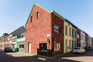 Bent u op zoek naar een gerenoveerde, lichtrijke stadswoning met 3 slaapkamers, dan is dit zeker de moeite waard.Op het gelijkvloers is er de...