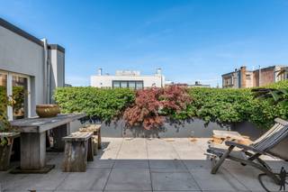 <p><strong>Unieke duplex-penthouse met ruim terras in hartje Antwerpen</strong></p>
<p>Ontdek deze bijzondere <strong>duplex-penthouse</strong> in de levendige <strong>Appelmansstraat</strong>, op een steenworp van de Meir, de Keyserlei en het Centraal Station. Hier woont u in het bruisende hart van Antwerpen, met winkels, restaurants, cultuur en openbaar vervoer letterlijk voor de deur.</p>
<p>De penthouse is gespreid over twee verdiepingen en biedt <strong>uitzonderlijke buitenruimtes</strong>:</p>
<ul>
<li>
<p><strong>Een groot groendak</strong> dat niet alleen een prachtig uitzicht geeft, maar ook een oase van rust vormt midden in de stad.</p>
</li>
<li>
<p><strong>Een royaal terras aan de achterzijde</strong>, perfect voor lange zomeravonden of een ontspannen ochtendkoffie.</p>
</li>
</ul>
<p>Binnen geniet u van <strong>veel licht en ruimte</strong>, met talloze mogelijkheden om de indeling naar eigen wens en stijl aan te passen. Denk aan een open leefruimte met keuken en eetgedeelte, een master suite op de bovenverdieping, of zelfs een thuiskantoor met panoramisch uitzicht.</p>
<p><strong>Troeven op een rij:</strong></p>
<ul>
<li>
<p>Centrale ligging in de diamantwijk, vlak bij alle hotspots van Antwerpen.</p>
</li>
<li>
<p>Duplex-indeling met veel potentieel en flexibiliteit.</p>
</li>
<li>
<p>Groot groendak én ruim achterterras.</p>
</li>
<li>
<p>Rustige buitenruimtes ondanks de centrale locatie.</p>
</li>
<li>
<p>Op wandelafstand van station, winkels en horeca.</p>
</li>
</ul>
<p>Deze penthouse combineert <strong>stedelijke dynamiek</strong> met <strong>privé-buitenruimte</strong> en biedt alle ingrediënten voor een luxueus en persoonlijk ingericht stadsappartement.</p>