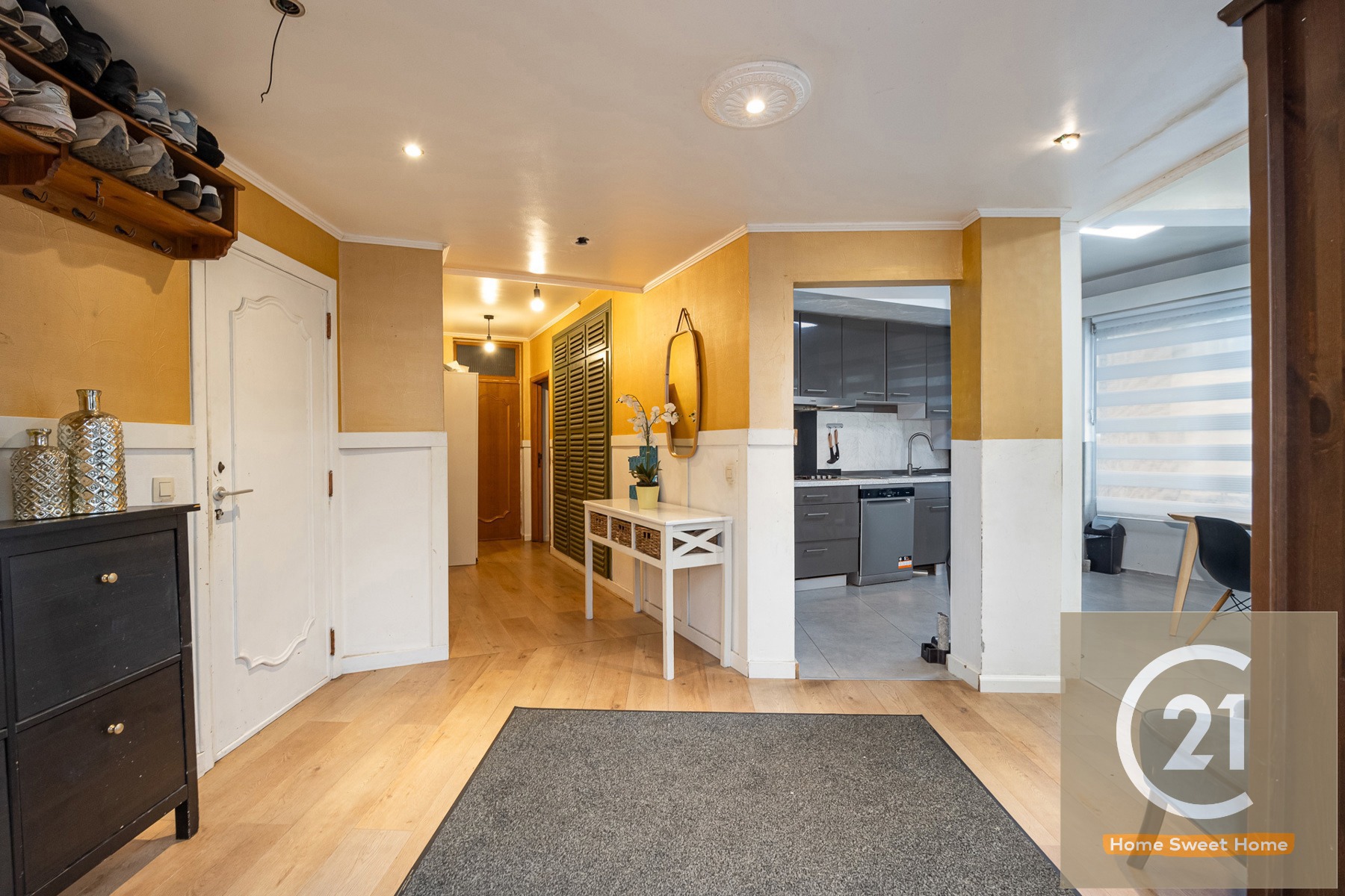 Ruim 4-slaapkamerappartement zonder kosten nabij station - foto 4