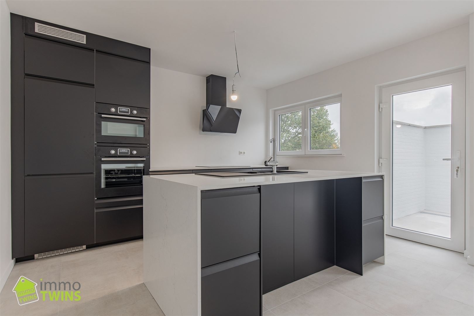 Ruime, stijlvol gerenoveerde woning met garage en oprit - foto 4