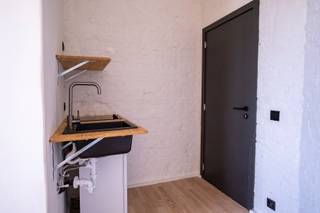Dit is voor academiejaar 2026 - 2027!<br />ENKEL VOOR STUDENTEN - GEEN DOMICILIE MOGELIJK!<br /><br />Hippe studentenkamer met veel licht.<br />Deze kamer heeft een eigen badkamer en kleine kitchenette. <br />Zelf te meubileren. <br />€ 85,00 maandelijkse kosten voor verwarming elektriciteit, water en wifi!