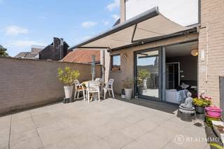<p><strong>Ligging</strong><br />Dit <strong>instapklare </strong>appartement met garage, autostaanplaats en een schitterend terras is gelegen in Sint-Baafs-Vijve (Wielsbeke). Dankzij de uitstekende ligging bevinden horeca, winkels, openbaar vervoer en andere dagelijkse voorzieningen zich op wandelafstand. Een ideale locatie voor wie <strong>comfortabel en centraal wil wonen</strong>.<br /><br /><strong>Indeling</strong><br />Het appartement bevindt zich op de eerste verdieping en omvat een inkomhal met gastentoilet, een aangename leefruimte met volledig ingerichte keuken en een aansluitende praktische wasplaats/berging. De keuken is uitgerust met een vaatwasser, oven, kookplaat en koelkast.<br />Verder beschikt het appartement over <strong>twee slaapkamers</strong>, waarvan één voorzien is van handige inbouwkasten. De badkamer is uitgerust met een ligbad en lavabomeubel.<br />De absolute troef van het appartement is het schitterende terras met zonneluifel. Hier geniet je in alle rust en privacy volop van het buitenleven.<br />Aan de achterzijde bevinden zich de aparte garagebox en autostaanplaats, die <strong>beide inbegrepen zijn in de verkoopprijs</strong>.<br /><br /><strong>Technisch</strong><br />Het appartement beschikt over centrale verwarming op aardgas en heeft <strong>een recent vernieuwde verwarmingsketel</strong>. Met een EPC-label B en een verbruik van 119 kWh/m² geniet je bovendien van <strong>een gunstige energieprestatie</strong>.<br /><br /><strong>Troeven</strong></p>

<ul>
	<li>Schitterend terras met zonneluifel</li>
	<li>Garagebox én autostaanplaats inbegrepen in de prijs</li>
	<li>Recent vernieuwde verwarmingsketel</li>
	<li>Kleinschalige residentie</li>
</ul>

<p><br /><strong>Contact</strong><br />Interesse in dit appartement? Neem gerust contact op voor meer informatie of een bezoek. cedrik@real-immo.be - 0472 66 56 64</p>