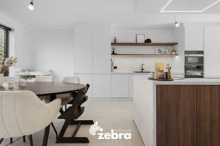 Bij de verkoop van deze woning wordt gewerkt met een <strong>RICHTPRIJS.</strong><br />Elk prijsvoorstel hoger of lager dan deze richtprijs wordt voorgelegd aan de verkoper(s), die dit al dan niet kan aanvaarden.<br /><strong>Het bezoekmoment gaat door op zaterdag 17/10/2026 (enkel op afspraak).</strong><br /><br />Deze recente (2023), energiezuinige (EPC-label A en zonnepanelen) woning is gelegen in een bijzonder aangename, kindvriendelijke en rustige woonwijk, op de grens van Destelbergen, Sint-Amandsberg en Oostakker vlakbij 'Brouwerij Haeseveld'. Een groot speelpark in de wijk maakt de omgeving extra aantrekkelijk voor gezinnen met kinderen. De ligging combineert rust met een uitstekende bereikbaarheid: de R4 is vlot bereikbaar en het centrum van Gent ligt op slechts circa 15 minuten fietsen. Ook winkels, scholen, openbaar vervoer, ... bevinden zich in de nabije omgeving.<br /><br />Bij het binnenkomen valt meteen de verzorgde afwerking op. De inkomhal is voorzien van een praktische maatwerkvestiaire met geïntegreerde opbergruimte en geeft toegang tot een afzonderlijk gastentoilet met lavabo. Via de stalen deur komt u terecht in de lichtrijke leefruimte, waar keuken, eetplaats en zithoek op een open en aangename manier met elkaar verbonden zijn. Grote raampartijen zorgen voor veel natuurlijk licht, prachtig uitzicht op het groen en creëren een mooie verbinding met de tuin.<br />De luxueus ingerichte keuken vormt het hart van de woning en beschikt over een royaal kookeiland met zitplaatsen. Ze is volledig uitgerust met hoogwaardige toestellen, waaronder een stoomoven (Miele), oven (AEG), inductiekookplaat (AEG), dampkap, koelkast, vaatwasser en spoelbak. Verder is er op het gelijkvloers een praktische berging.<br /><br />Op de eerste verdieping bevinden zich de nachthal met drie slaapkamers, waarvan één met ruimte voor een dressing. De badkamer is comfortabel ingericht met een ligbad, douche en dubbele wastafel. Een afzonderlijk toilet vervolledigt deze verdieping.<br /><br />De tweede verdieping bestaat momenteel uit een ruime zolder van circa 42,5 m² met voorzieningen en een raam. Deze biedt bijzonder veel extra bergruimte en kan naargelang de behoeften voor verschillende doeleinden worden benut. Een vierde slaapkamer en eventueel een vijfde slaapkamer is hier zeker mogelijk.<br /><br />Ook buiten is het aangenaam vertoeven met een prachtig uitzicht op het groen. Via de leefruimte is er toegang tot het zonneterras en de zuidgerichte tuin met uitweg achteraan naar de carport met laadpaal en oprit voor meerdere wagens.<br /><br />Daarbovenop geniet deze gezinswoning over vliegenramen, ventilatiesysteem D, regenwaterput (10.000 l), videofoon, vloerverwarming, zonnepanelen, laadpaal, ...<br /><br /><strong>Ook wild geworden van deze thuis? <br />Twijfel niet langer en leg vandaag nog uw bezoek vast! </strong>
