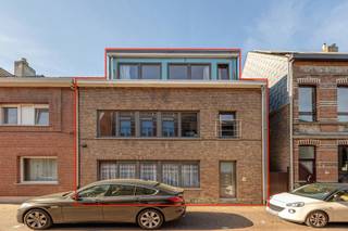 <p>Opbrengsteigendom bestaande uit 3 appartementen en 4 garageboxen, gunstig gelegen in het centrum van Kontich.</p>
<p>Het gebouw is momenteel volledig verhuurd. Er is geen renovatieplicht van toepassing, wat deze eigendom extra interessant maakt.</p>
<p>Recent werden reeds belangrijke werken uitgevoerd, waaronder vernieuwing van het dak, de ramen... Wat bijdraagt aan de duurzaamheid van het gebouw.</p>
<p>Toegang tot de vier garageboxen via de Losweg (achterliggende straat).</p>
<p>Dankzij de zeer goede ligging, in de nabijheid van winkels, openbaar vervoer en invalswegen, geniet deze eigendom van een blijvende verhuurbaarheid.</p>
<p>Interessante investeringsopportuniteit met stabiele huuropbrengsten.</p>
<p>Graag meer info of een bezoek?<br />Contacteer ons via 0492 83 88 19 of jarno@groepvanhaute.be</p>