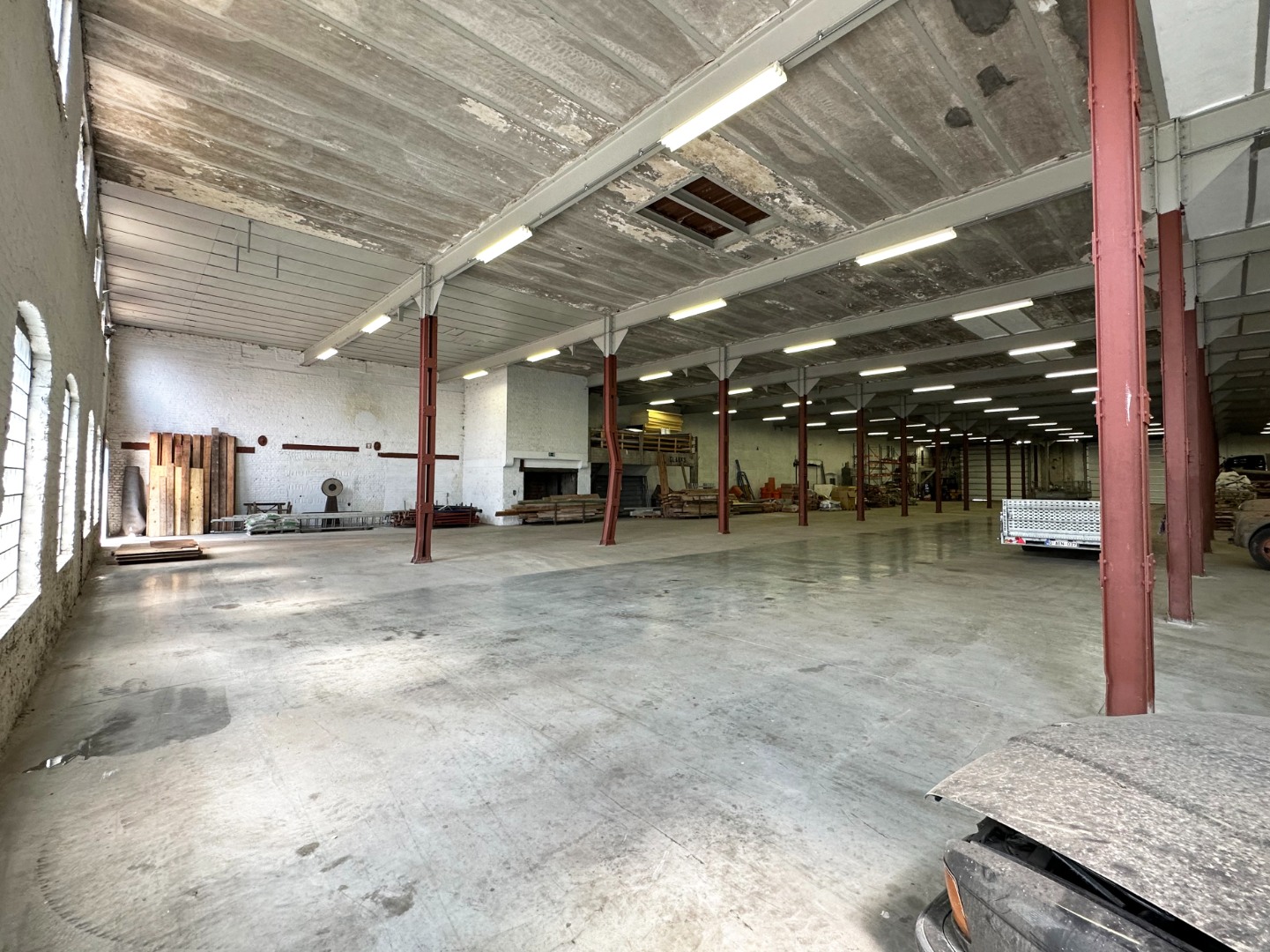 Te koop, industriële loods (2.200m²) met verdiep (2.200m²) en grote parking te Eeklo - foto 5