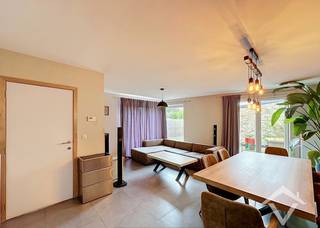 Dit gelijkvloers appartement is gelegen in het centrum van Koekelare en bestaat uit: inkomhal - toilet - living - keuken - bergruimte en wasplaats - badkamer - 2 slaapkamers - ruim terras.<br /><br />Troeven van dit appartement: <br /><br />- centrale ligging <br />- EPC label B<br />- instapklaar<br />- momenteel is dit appartement verhuurd aan 808,27 €/mnd.<br /><br />Er is een mogelijkheid om één garage bij te kopen: vraagprijs 28 500 €.<br /><br />Bel ons vandaag nog op om dit pand te bezichtigen.