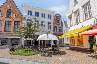 Restaurant 'Preus' is gevestigd in de Philipstockstraat 45 te Brugge. Gelegen op een toplocatie in de historische binnenstad, gepositioneerd bij de Grote Markt en de Burg.<br />De locatie geniet van een hoge visibiliteit en natuurlijke passage van zowel toeristen als Bruggelingen.<br /><br />Het restaurant is gevestigd in een authentiek Brugs huis. Het interieur is volledig gerenoveerd naar een modern, strak design met behoud van karaktervolle elementen.<br /><br />Indeling:<br />- Gelijkvloers: Verbruikszaal met aansluitend technisch hoogwaardige keukeninstallatie die voldoet aan alle normen.<br />- Bovenverdieping: Multifunctionele verdieping ingericht voor private dining en groepen van 8 tot 12 personen.<br />- Gezellig terras<br />- Berging in de kelder<br />- Er is mogelijkheid om boven de zaak te wonen.<br /> 	<br /><br />	  