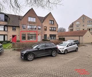 Dit stijlvol en recent gerenoveerd gelijkvloers appartement combineert comfortabel wonen met een uitstekende ligging. Het appartement beschikt over één ruime slaapkamer, een lichtrijke leefruimte en een moderne, volledig uitgeruste keuken.<br /><br />Vanuit de leefruimte heb je toegang tot de aangename private tuin, ideaal om in alle rust te ontspannen. Daarnaast is er een zeer ruime garage, een absolute meerwaarde in deze regio.<br /><br />Gelegen in een rustige buurt, maar toch op een boogscheut van het centrum van Brugge, geniet je hier van het beste van twee werelden: stilte en privacy, met winkels, openbaar vervoer en het historische stadscentrum vlakbij.<br /><br />Ideaal voor wie comfortabel en zorgeloos wil wonen op een toplocatie.<br /><br />€65 forfait A.O.