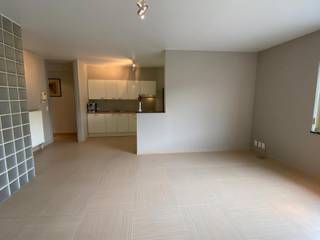 Ontdek dit leuk appartement met topligging!<br /><br />Indeling:<br />- Hal met apart toilet<br />- Open keuken<br />- Ruime leefruimte<br />- Slaapkamer<br />- Badkamer met een extra ruimte voor wasmachine en droogkast<br /><br />Huurprijs: 945€ per maand<br />Optioneel: autostaanplaats: 70€ per maand<br /><br />GROTE TROEVEN: <br />LIGGING: scholen, winkels en openbaar vervoer op wandelafstand.<br />ENRGIEZUINING: EPC B<br /><br />Voor meer informatie of een bezoek contacteer Floris: 0476 33 03 22
