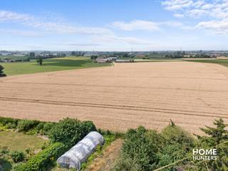 Ontdek deze unieke eigendom te Moorslede: een ruime woning met karakter én een grote loods van meer dan 200 m², ideaal voor zelfstandigen, hobbyisten of investeerders.<br /><br />Indeling woning:<br />Bij het betreden van de woning kom je binnen in een ruime inkomhal, die toegang geeft tot de rest van het huis. De grote keuken biedt voldoende ruimte voor een ontbijthoek of eettafel en sluit aan op een aparte, gezellige leefruimte. Verder vind je nog een praktische bijkeuken, een lichte veranda met uitzicht op de tuin, en nog veel meer functionele ruimtes die naar eigen wens ingericht kunnen worden.<br /><br />De loods:<br />Naast de woning bevindt zich een ruime loods van meer dan 200 m². Deze biedt tal van mogelijkheden: opslag, werkruimte, atelier, garages of zelfs gedeeltelijke herbestemming (mits goedkeuring).<br /><br />Het perceel:<br />Met een totale oppervlakte van 1358 m² geniet je hier van uitstekende buitenruimte. Het perceel is geschikt voor verschillende toepassingen: uitbreiding, tuinprojecten, eventueel (na navraag bij de gemeente) een bijgebouw of tweede wooneenheid.<br /><br />Troeven:<br />*Grote loods met vele gebruiksmogelijkheden<br /><br />*Volledig perceel van 1358 m²<br /><br />*Sterke basisstructuur met veel potentieel<br /><br />*Verschillende uitbreidingsopties<br /><br />*Gelegen op een vlot bereikbare locatie<br /><br />Voor meer informatie of een plaatsbezoek contacteer Home Hunters via hallo@homehunters.be of op het nummer 057/377.477