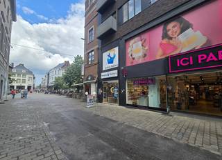 Uitstekend gelegen handelspand van ca. 45 m² op een absolute AAA-locatie in het centrum van Hasselt.<br />Gelegen aan de Koning Albertstraat, dé hoofdwinkelstraat van de stad, en op enkele stappen van de Grote Markt. De omgeving wordt gekenmerkt door een sterke mix van horeca, nationale en internationale winkelketens en kwaliteitsvolle merken, wat zorgt voor een constante passage en maximale visibiliteit.<br /><br />E-Label: C - geen renovatieverplichting.<br />Bestuursmaatregelen in het maatregelenregister: nee.<br />Stedenbouwkundig uittreksel in aanvraag<br /><br />Voor meer informatie of het inplannen van een bezichtiging kan u contact opnemen met Jeff via 0472/04.26.49 of 011/22.19.17. Bekijkt u deze advertentie via een aanverwante vastgoedsite, surf dan zeker naar onze website www.limburgsvastgoed.be voor een uitgebreide beschrijving en foto's.