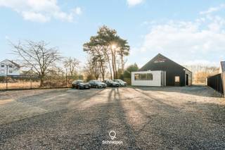 We vinden dit uitstekend gelegen handelspand (305 m²) met véél parkeergelegenheid/buitenruimte terug te Zonhoven. Voor meer informatie...