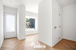 Bij de verkoop van deze woning wordt gewerkt met een<strong> START VANAF PRIJS.</strong><br />Elk prijsvoorstel hoger dan deze start vanaf prijs wordt voorgelegd aan de verkoper(s), die dit al dan niet kan aanvaarden.<br /><br />Deze volledig gerenoveerde woning bevindt zich op een uitstekende locatie nabij het centrum van Tielt, met winkels, scholen, openbaar vervoer en andere voorzieningen op wandel- en fietsafstand.<br /><br />Bij het binnenkomen wordt u verwelkomd in de inkomhal, waar tevens een praktische bureauruimte is voorzien. Verder leidt de woning u naar de lichtrijke leefruimte met aansluitend een volledig uitgeruste open keuken. Op het gelijkvloers bevinden zich daarnaast nog een handige berging en een afzonderlijk gastentoilet.<br /><br />Via de nachthal op de eerste verdieping bereikt u de eerste volwaardige slaapkamer en de stijlvolle badkamer. Deze is uitgerust met een dubbele wastafel, een ruime inloopdouche en een ligbad, zodat u hier kunt genieten van optimaal comfort. Op deze verdieping bevindt zich bovendien nog een apart toilet.<br />Extra wooncomfort wordt gegarandeerd dankzij de vloerverwarming op het gelijkvloers.<br /><br />Op de bovenverdiepingen werden energiezuinige Jaga-convectoren geplaatst, die zowel kunnen verwarmen als koelen.<br />De tweede verdieping biedt plaats aan nog twee volwaardige slaapkamers, ideaal voor een gezin, hobbyruimte of thuiswerkplek.<br /><br />Ook buiten heeft deze woning heel wat troeven te bieden. De volledig omheinde tuin is gunstig georiënteerd naar het zuidwesten, waardoor u de hele dag door van de zon kunt genieten. Het tuinhuis zorgt voor extra bergruimte en dankzij de praktische uitweg achteraan geniet u van extra gebruiksgemak.<br />Deze woning werd bovendien volledig gerenoveerd met bijzondere aandacht voor energiezuinigheid en wooncomfort. Zo beschikt ze over een conforme elektrische installatie, zonnepanelen, een lucht/waterwarmtepomp, ventilatiesysteem type D en een regenwaterput van 10.000 liter.<br /><br />Daarnaast werd de woning uitstekend geïsoleerd, inclusief tussen de verdiepingen, wat bijdraagt aan een aangenaam binnenklimaat en een uitstekende energieprestatie.<br /><br /><strong>Ook wild geworden van deze thuis?<br />Twijfel niet langer en leg vandaag nog uw bezoek vast!</strong>