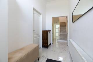 Deze leuke lichtrijke woning is zeer centraal gelegen in Verrebroek, op slechts enkele minuten van de E34 en de haven.Op het gelijkvloers is er een...