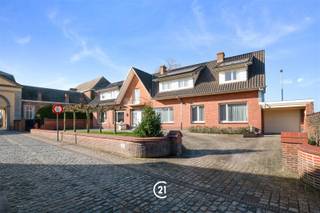 <p>In de charmante gemeente Lierde, pal aan de historische Kartuizersite, bevindt zich deze instapklare en uitzonderlijk ruime woning met een unieke, authentieke uitstraling.</p><p>De woning beschikt over maar liefst vijf volwaardige slaapkamers en kenmerkt zich door haar royale leefruimtes en overvloedige lichtinval. De volledig ingebouwde keuken sluit mooi aan bij het karakter van de woning. Daarnaast is er een aparte ruimte ideaal als bureau, perfect voor thuiswerk of zelfstandige activiteit.</p><p>De badkamer is praktisch ingericht en uitgerust met zowel een ligbad als een douche, wat zorgt voor optimaal comfort voor het hele gezin.</p><p>Buiten geniet u van een aangename tuin en een ruime voortuin met veel parkeergelegenheid, naast een garage.</p><p>Op technisch vlak is de woning uitgerust met verwarming op gas, zonnepanelen en een thuisbatterij, wat zorgt voor hedendaags comfort en energie-efficiëntie.</p><p>De ligging is bijzonder rustig, met een school en sportaccommodatie in de nabije omgeving, wat deze woning extra aantrekkelijk maakt voor gezinnen.</p><p>Een unieke kans voor wie op zoek is naar een statige, authentieke woning met uitstraling, ruimte en een uitzonderlijke ligging in een historisch kader.</p><p>Voor meer informatie of het inplannen van een bezoek kan u steeds contact opnemen met ons kantoor.</p>