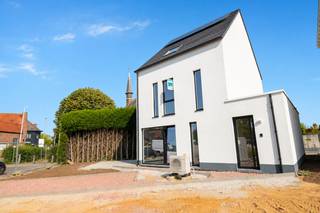 Splinternieuwe BEN-woning (Bijna Energie Neutraal) op wandelafstand van het centrum van Ranst. Project ‘Hestia’ betreft 4 energiezuinige, moderne woningen met telkens 4 slaapkamers, 2 badkamers en zonnige tuin. Elke woning beschikt over een inkomhal met ruimte voor vestiaire en afzonderlijk toilet; leefruimte met open en volledig ingerichte keuken en bijkeuken. Directe toegang tot de tuin met ideale zuid oriëntatie en aangelegd terras. Op de eerste verdieping zijn er reeds 3 slaapkamers, apart toilet en badkamer. Op verdieping 2 bevindt zich de hoofdslaapkamer met eigen badkamer en extra technische ruimte. De open bebouwing (woning 4) beschikt over een oprit. Mogelijkheid tot aankoop van autostaanplaats en extra berging. Energiezuinige woning met alle modern comfort. Verwarming met warmtepomp en zonnepanelen voorzien. Oplevering zomer 2026. Verkoop onder 6 % BTW mogelijk! Kijk op www.immopatio.be voor meer informatie.