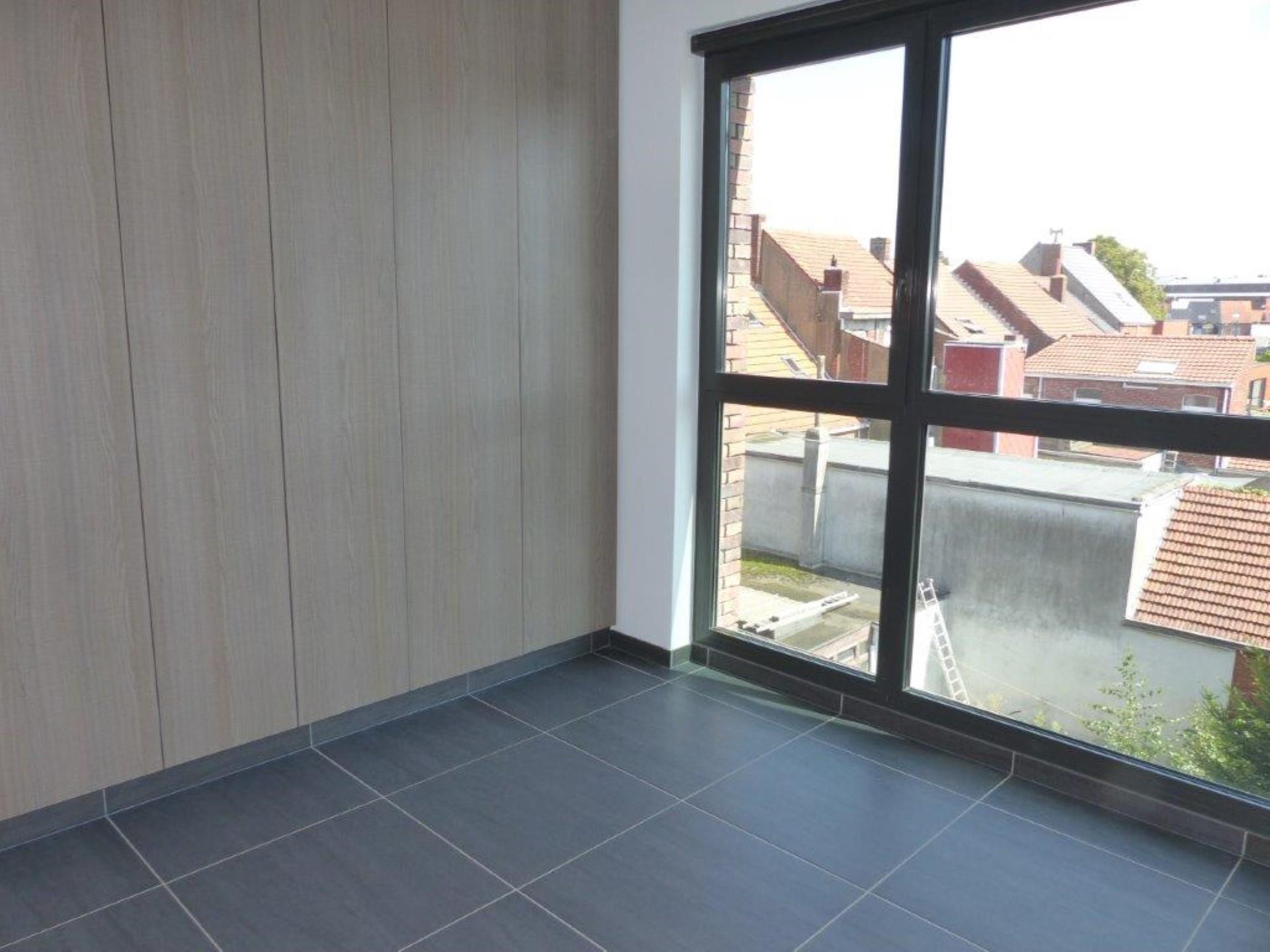 Goed gelegen hedendaags 1 slaapkamer appartement met terras - foto 5