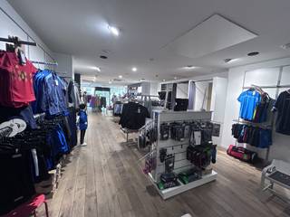 <p>Gelegen aan de Martelarenstraat in Aarschot, bieden wij dit unieke handelspand te huur aan. Deze strategisch gelegen locatie biedt een uitstekende uitvalsbasis voor ondernemers die zich willen vestigen in een groeiende omgeving. De zichtbaarheid van dit pand is optimaal, wat bijdraagt aan het aantrekken van klanten en het vergroten van het bereik van uw onderneming. Met een flexibel en veelzijdig gebruik zorgt deze ruimte ervoor dat u de perfecte opzet kunt creëren die aansluit bij uw bedrijfsactiviteiten.<br /> </p><br />
