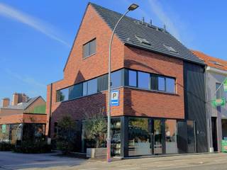 <p><strong><span>DAKRUBBER SCHOTEN BLIJFT OPEN EN VERHUIST NAAR EEN ANDERE LOCATIE IN SINT JOB!<br /><br />Recente handelsruimte van ca. 88 m² op toplocatie in het centrum van Sint-Job-in-’t-Goor.</span></strong><span> Gelegen op de hoek van de Handelslei en een insteekweg, tegenover de parking van Aldi en Kruidvat en met een openbare parking achteraan. Dankzij de grote raampartijen en brede etalage geniet de ruimte van een uitstekende visibiliteit. De grotendeels rechthoekige handelsruimte beschikt over een aparte berging/kitchenette en toilet. Inclusief 2 achterliggende autostaanplaatsen. E-peil: 76.<br />BESCHIKBAAR 01/05/2027 of vroeger bespreekbaar.<br /></span></p>