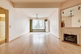 <p><span>Vlakbij de </span><span>Markgravewijk </span><span>vinden we in de Lange Lozanastraat te Antwerpen dit </span><span>appartement</span><span> te koop. </span><span>Het </span><span>centrum van Antwerpen </span><span>bevindt zich op slechts enkele minuten met de fiets of te voet. In no time bereik je </span><span>allerlei winkels</span><span>, horecagelegenheden, openbaar vervoer en scholen.</span><span> </span></p><p><span> </span></p><p><span>Het </span><span>appartement</span><span> is </span><span>ruim en lichtrijk </span><span>en heeft een bruikbare oppervlakte van zo'n </span><span>88m²</span><span> met </span><span>2 slaapkamers</span><span> en een </span><span>kelder</span><span>. </span></p><p><span> </span></p><p><span>Indeling</span></p><p><span>- inkomhal met ingemaakte kast</span></p><p><span>- apart toilet met handenwasser</span></p><p><span>- woonkamer en eetkamer</span></p><p><span>- gesloten keuken</span></p><p><span>- slaapkamer 1 (9m²)</span></p><p><span>- slaapkamer 2 (14m²)</span></p><p><span>- badkamer met ligbad en lavabo</span></p><p><span>- privatieve kelder</span></p><p><span> </span></p><p><span>Algemeen gebouw</span></p><p><span>- lift</span></p><p><span>- gemeenschappelijke verwarming op gas (2022)</span></p><p><span>- fietsenstalling</span></p><p><span>- maandelijkse provisie 135,59 euro + 49,67 euro (reservefonds)</span></p><p><span> </span></p><p><span>Troeven</span></p><p><span>- PVC dubbele beglazing (2022)</span></p><p><span>- gepantserde inkomdeur</span></p><p><span>- op te frissen; veel potentieel</span></p><p><span> </span></p><p><span>Ben jij geïnteresseerd in dit appartement te koop in Antwerpen, ben je op zoek naar ander vastgoed, een investering of wens je de waarde van jouw eigendom te kennen? Dan ben je bij BOLT immo aan het juiste adres! Wij helpen jou graag verder.</span><span> </span></p>