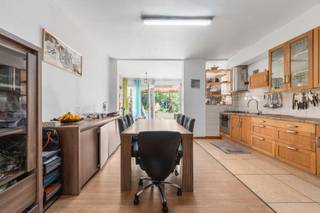 Op een steenworp van Bordet ontdekt u deze prachtige alleenstaande woning gelegen in Evere, in het hart van een rustige en aangename woonwijk. De gunstige ligging stelt u in staat te genieten van een rustige leefomgeving terwijl u zich toch op korte afstand bevindt van het openbaar vervoer, scholen, winkels en alle dagelijkse voorzieningen.<br /><br />Met een oppervlakte van meer dan 200 m² overtuigt deze eigendom door zijn uitzonderlijke volumes, lichtinval en de talrijke indelingsmogelijkheden die het biedt. Het gelijkvloers bestaat uit een ruime, lichtovergoten woonkamer, open naar een keuken met eetplaats. Daarnaast vindt u er een veranda, ideaal als ontspanningsruimte of met de mogelijkheid de keuken naar wens uit te breiden. Buiten verlengt een groot terras de leefruimtes en geeft toegang tot een prachtige zuidgerichte tuin van ongeveer 100 m², perfect om van de mooie dagen te genieten.<br /><br />Twee trappen, aan weerszijden van het huis, geven toegang tot de eerste verdieping. Deze verdieping omvat een grote slaapkamer en een lange gang die leidt naar een tweede slaapkamer met een eigen badkamer met jacuzzi, wat een echte wellnessruimte biedt.<br /><br />Op de tweede verdieping vindt u nog twee grote slaapkamers, een badkamer en een ruimte die gemakkelijk kan worden ingericht als bureau, speelkamer of dressing, afhankelijk van uw behoeften.<br /><br />Tot slot herbergt het bovenste niveau nog een extra slaapkamer die de vele ruimtes van deze woning op harmonieuze wijze aanvult.<br /><br />Deze woning vormt een zeldzame opportuniteit voor een gezin op zoek naar grote ruimtes, veel lichtinval en een pand met talrijke indelingsmogelijkheden. Ze is ook uitermate geschikt voor een investeerder die een eigendom met sterke potentie wil verwerven in een gegeerde buurt.<br /><br />
