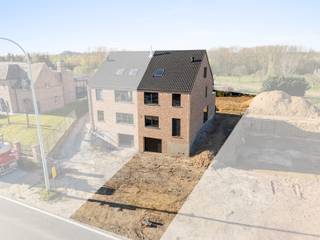 <p>Droom je van een thuis waar rust, ruimte en vrijheid centraal staan? In het landelijke en groene Roosdaal vind je deze ruime driegevelwoning op 4a 30ca – een plek waar je elke dag thuiskomt in alle sereniteit, en toch vlot verbonden blijft met Brussel (±20 min).</p>
<p>Deze woning wordt casco aangeboden: de structuur staat er al, jij geeft er je eigen invulling aan. Van keuken tot badkamer, van vloer tot afwerking… hier creëer je écht jouw thuis, volledig volgens jouw smaak.</p>
<p>Indeling:</p>
<ul><li>Kelder: dubbele garage, bergingen en technische ruimte</li><li>Gelijkvloers: inkomhal, lichtrijke leefruimte met open keuken, bureau, berging en toilet</li><li>Verdieping: 3 slaapkamers, dressing, 2 badkamers en toilet</li><li>Zolder: extra bergruimte</li></ul>
<p>Troeven:</p>
<p>✔ Mogelijkheid tot aankoop aan 6% btw</p>
<p>✔ Tuin van ca. 270 m²</p>
<p>✔ Zeer ruime en praktische indeling</p>
<p> </p>
<p>&#128222; Interesse? Contacteer ons voor meer info of een bezoek!</p>
