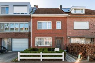 Op een bijzonder gunstige ligging in Kapellen bevindt zich deze verzorgde en instapklare rijwoning, op korte afstand van het centrum, het station...
