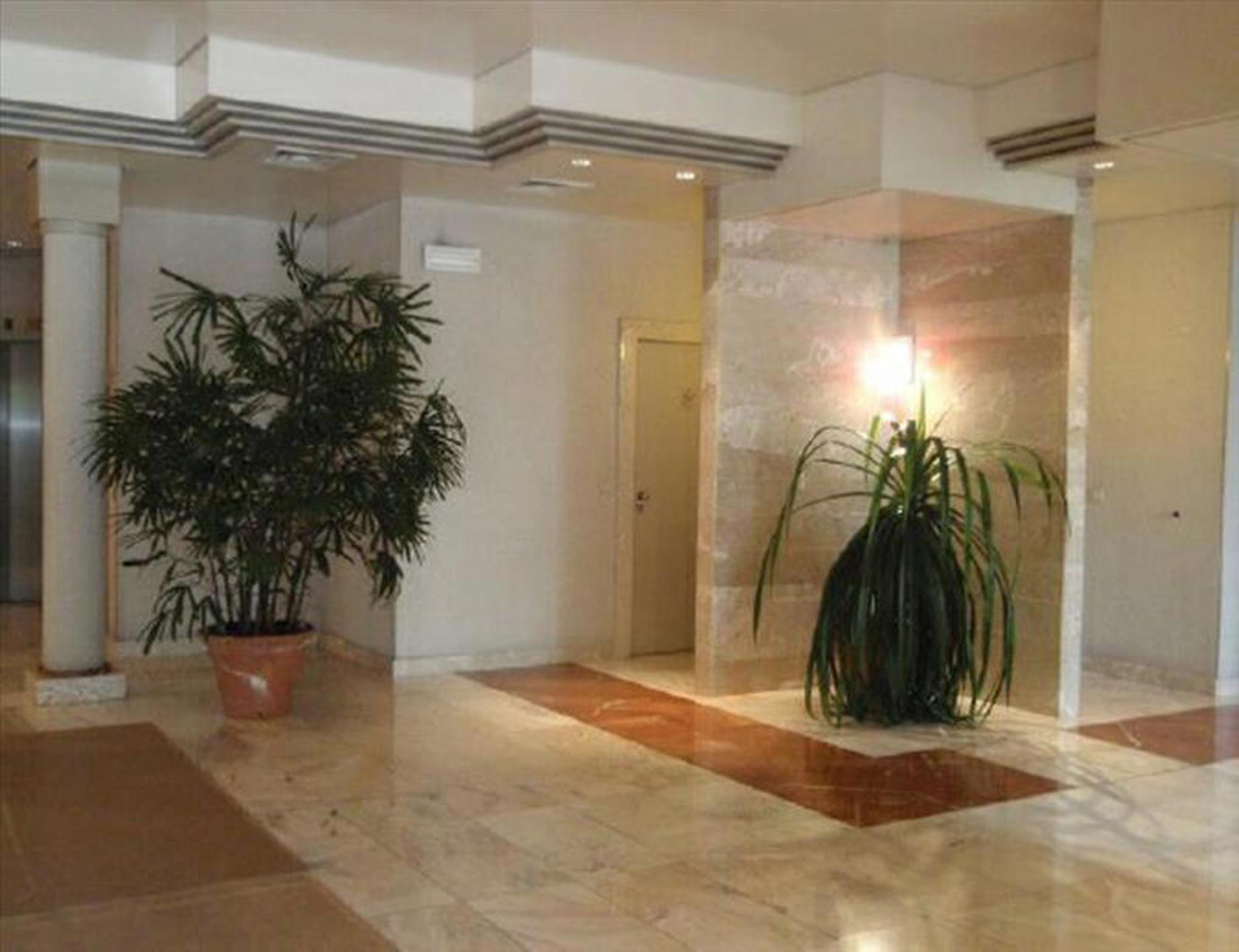 Commercial for rent in Sint-Stevens-Woluwe - photo 4