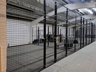 Meerdere units afgesloten boxen voor opslag materiaal.Deze zijn gelegen in een binnenkort volledig vernieuwd en beveiligd industriepark, voorzien van...