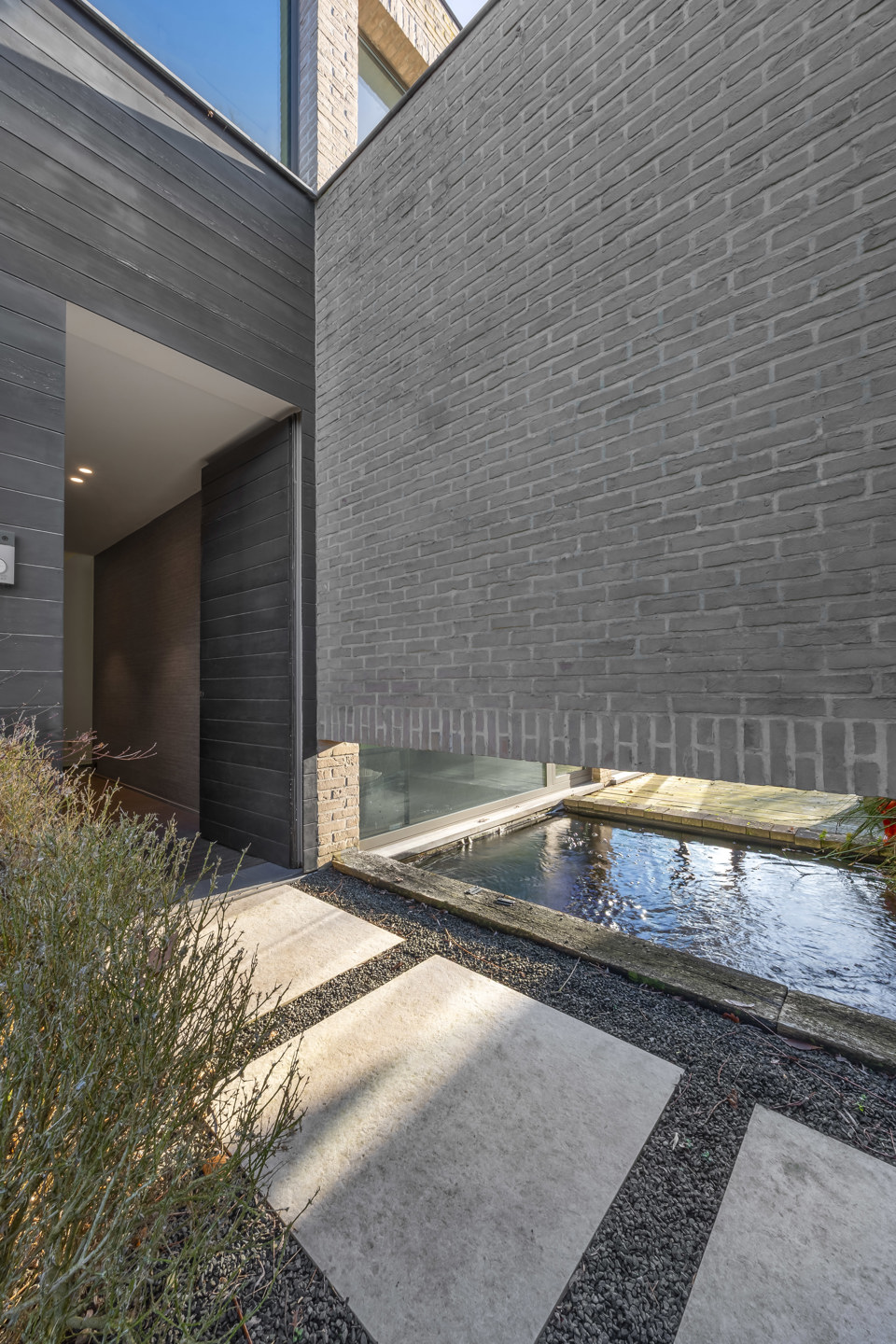 Op te frissen moderne villa met zwemvijver en poolhouse - foto 5