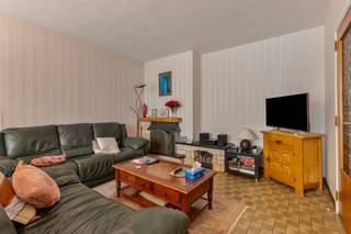 <p>immo DAVID stelt dit op te frissen appartement met twee slaapkamers voor, gelegen op het tweede verdiep van een kleinschalig gebouw op een rustige en gegeerde locatie. Via de ruime inkomhal bereikt u de verschillende ruimtes van het appartement. De lichtrijke living en de gesloten keuken sluiten mooi op elkaar aan en geven beide uit op een aangenaam zuidgericht terras. Verder beschikt het appartement over een apart toilet, een praktische berging en een nette badkamer. De twee slaapkamers hebben comfortabele oppervlaktes van 12 m² en 15 m². Bij het appartement is er een privatieve staanplaats inbegrepen. Een private kelder is eveneens voorzien, wat zorgt voor extra comfort en bergruimte. Een extra troef is de uitstekende ligging: rustig wonen en toch vlak bij het centrum van Zellik, met een vlotte verbinding naar de Ring, winkels, scholen, openbaar vervoer en de fietssnelweg, alsook een vlotte bereikbaarheid van Brussel en het Laarbeekbos, wat dit appartement ideaal maakt voor wie comfortabel en centraal wil wonen.<br />Bestuursmaatregelen in het maatregelenregister: in aanvraag.</p>