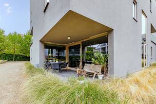Vlakbij het Sint-Pietersstation, in een rustige zijstraat, vinden we in een eigentijds project Residentie "Gallinago", dit gelijkvloerse appartement.<br /><br />Het appartement is voorzien van een aangename leefruimte met open, geïnstalleerde keuken en aanpalende berging. Verder is er een afzonderlijk toilet, een vestiairekast, een badkamer en twee slaapkamers.<br /><br />Het terras sluit naadloos aan op de leefruimte.<br />Er horen eveneens een autostaanplaats en een kelderberging bij, inbegrepen in de prijs.<br /><br />Kortom: eigentijds, energiezuinig (EPC-label B) en centraal gelegen.