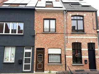 Rijwoning met 3 slaapkamers en achterliggende wegenis, gelegen op wandelafstand van de winkelstraat en het openbaar vervoer.Bij het betreden van de...